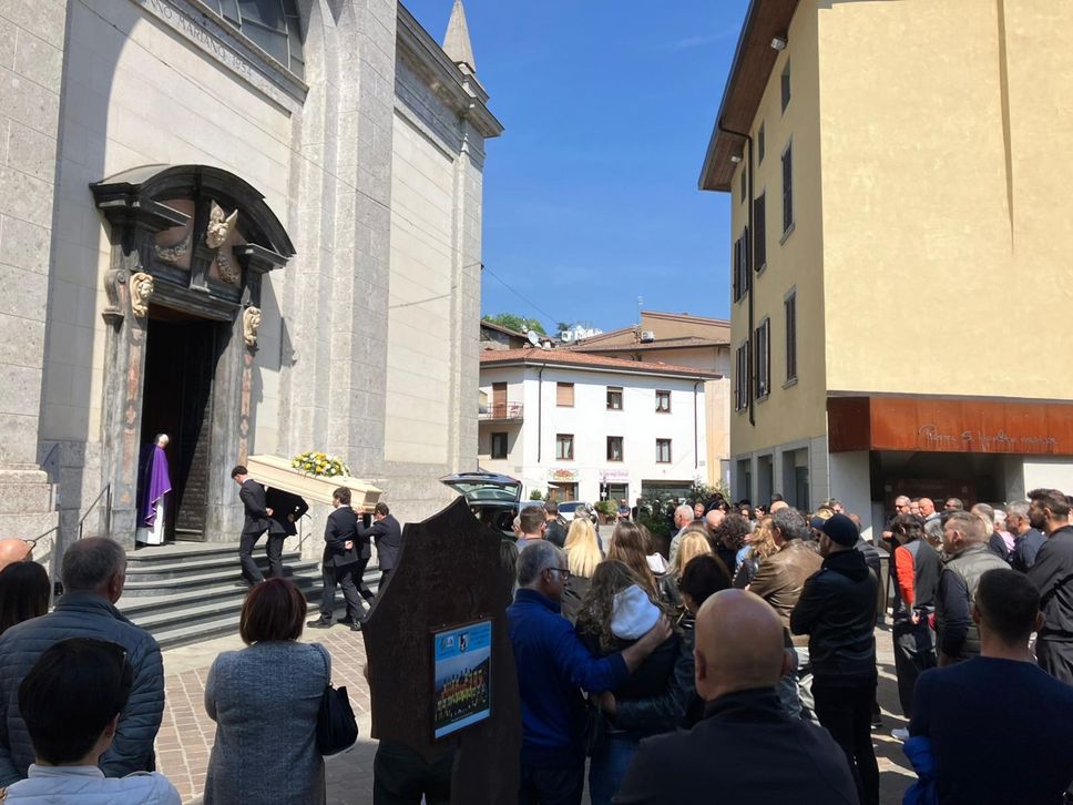 Folla a Gazzaniga per  l’ultimo saluto a Evar