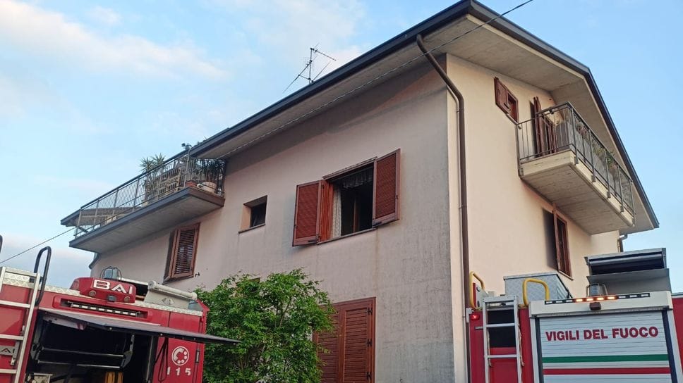 L’incendio ad Almenno San Salvatore: due appartamenti inagibili, in 5 fuori casa