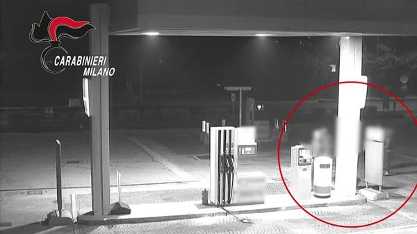 Molotov contro la stazione dei carabinieri: arrestati due minorenni di Fara Gera d’Adda