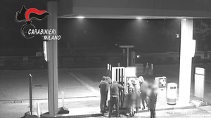 Molotov contro la stazione dei carabinieri: arrestati due minorenni di Fara Gera d’Adda