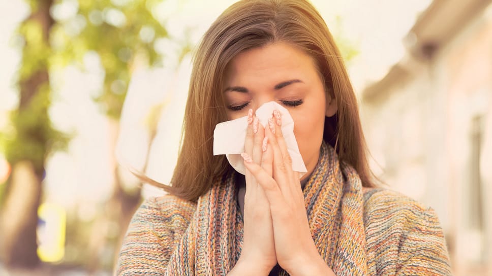 Occhi che prudono e starnuti: torna la stagione delle allergie