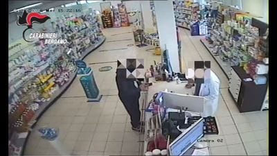 https://storage.ecodibergamo.it/media/photologue/2026/4/23/photos/cache/romano-di-lombardia-rapina-in-farmacia_da589656-3f3a-11f1-8c08-c8ccf3d13dda_display.jpg