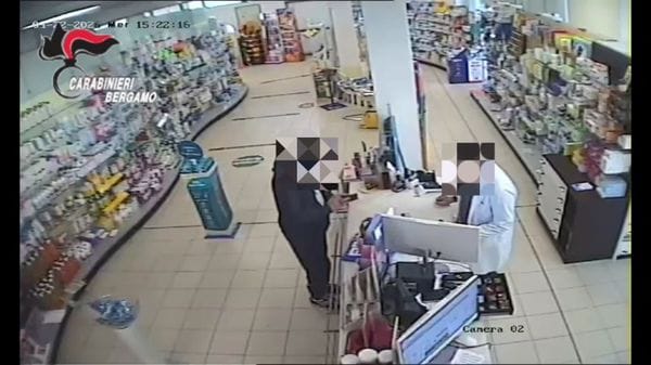 Romano di Lombardia, rapina in farmacia