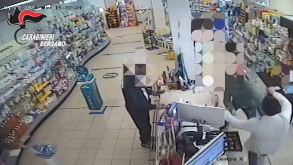 Romano, furto e rapina in due giorni in farmacia: «L’ho inseguito e poi è stato arrestato»