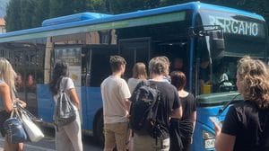 Schiaffeggia studente sul bus, l’autista chiama i carabinieri