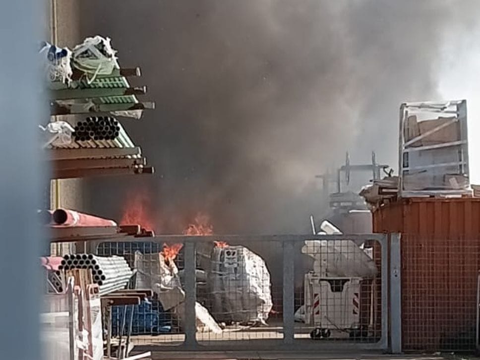 Verdellino, materiale plastico in fiamme. Nessun ferito - Foto
