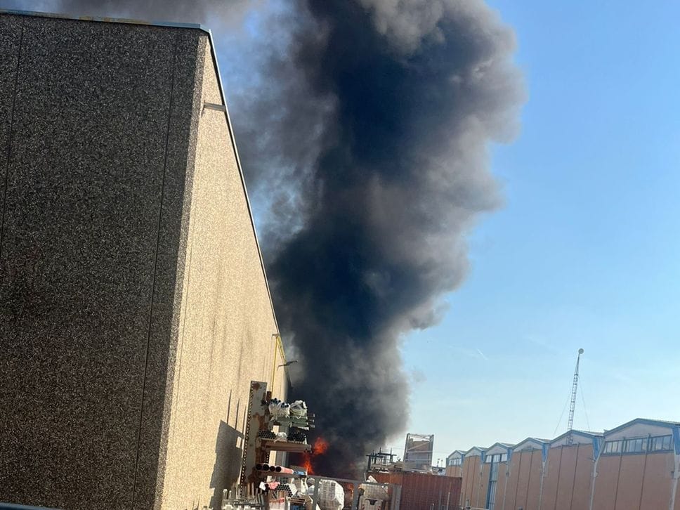 Verdellino, materiale plastico in fiamme. Nessun ferito - Foto