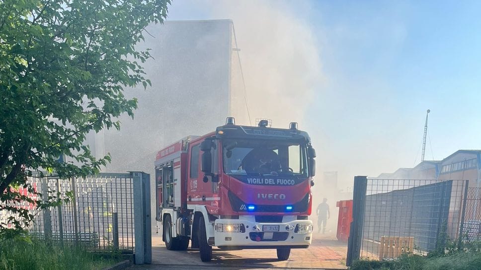 Verdellino, materiale plastico in fiamme. Nessun ferito - Foto