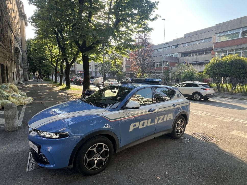 Anziano aggredito in centro a Bergamo, autista scende dal bus e lo salva