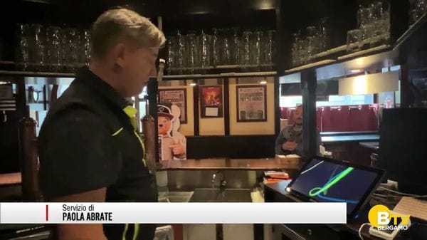 Dopo 30 anni al Sant'Orsola Pub, il saluto di Francesco: «I miei genitori hanno bisogno di me»