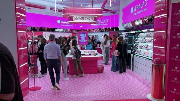 Folla a Orio per Cristina Fogazzi, «L’estetista cinica» che spopola sui social