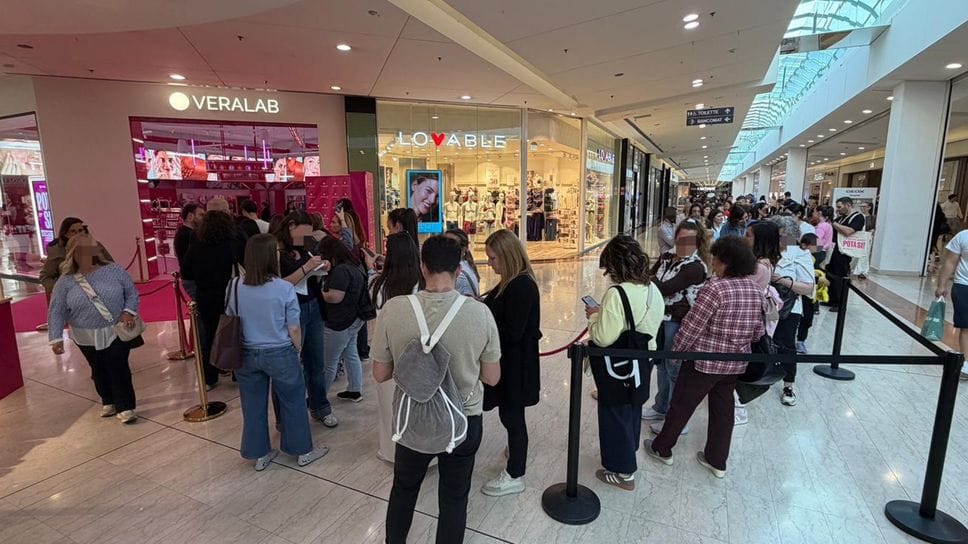 Folla a Orio per Cristina Fogazzi, «L’estetista cinica» che spopola sui social