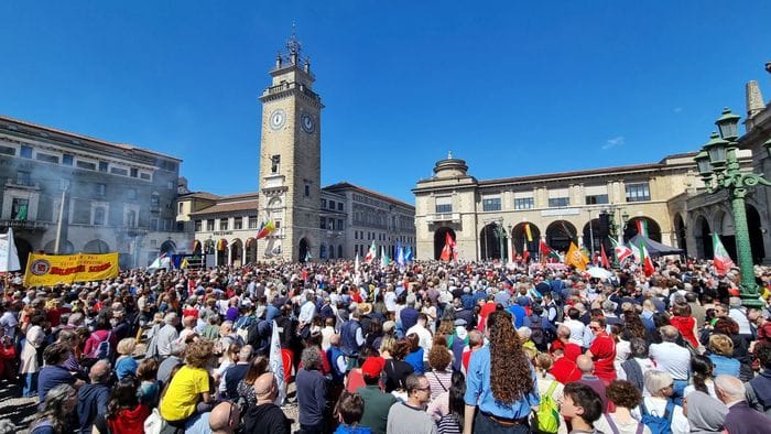 https://storage.ecodibergamo.it/media/photologue/2026/4/25/photos/cache/25-aprile-stamattina-il-corteo-anna-ascani-oratrice-poi-le-visite-guidate_5cccde38-4014-11f1-8778-f6b3a4207f4e_1920_1080_v3_large_16_9.jpg