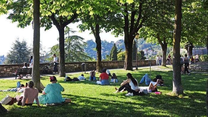 anticipo d8217estate a bergamo assalto a citt224 alta ma traffico e parcheggi reggono l8217urto