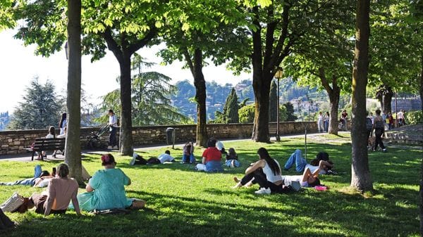 Anticipo d’estate a Bergamo: assalto a Città Alta, ma traffico e parcheggi reggono l’urto