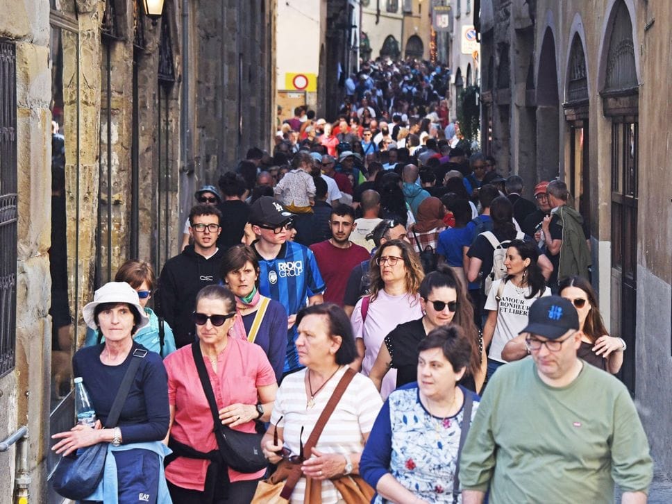 Anticipo d’estate a Bergamo: assalto a Città Alta, ma traffico e parcheggi reggono l’urto