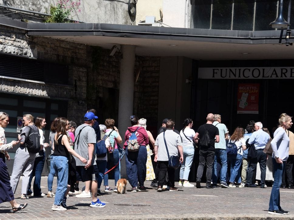 Anticipo d’estate a Bergamo: assalto a Città Alta, ma traffico e parcheggi reggono l’urto