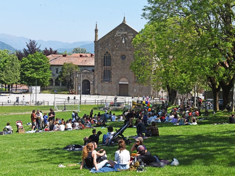 Anticipo d’estate a Bergamo: assalto a Città Alta, ma traffico e parcheggi reggono l’urto