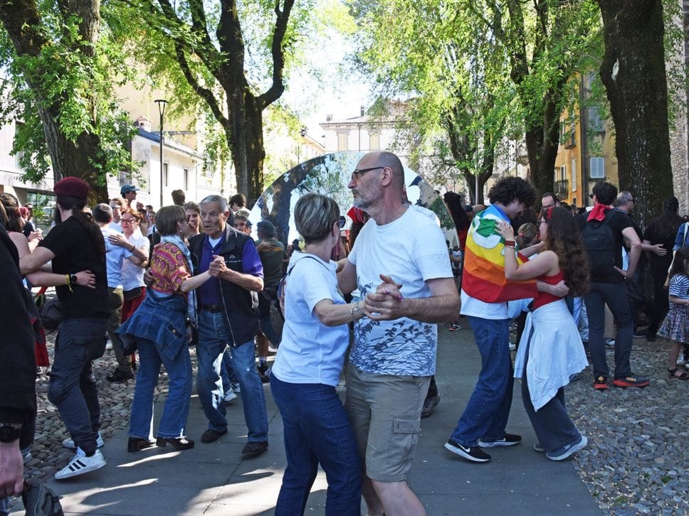 Anticipo d’estate a Bergamo: assalto a Città Alta, ma traffico e parcheggi reggono l’urto