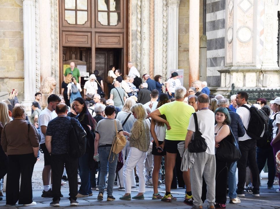 Anticipo d’estate a Bergamo: assalto a Città Alta, ma traffico e parcheggi reggono l’urto
