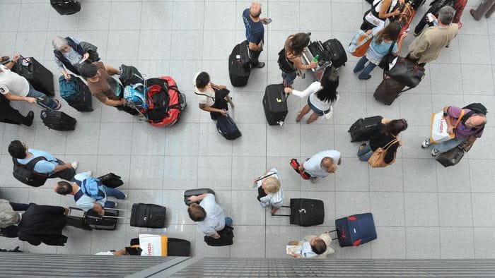 Carburanti, volano i prezzi di treni e aerei. Partire in sicurezza: tutti i consigli utili