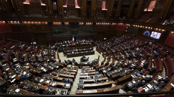 Decreti, conti e migranti: l’altalena del governo