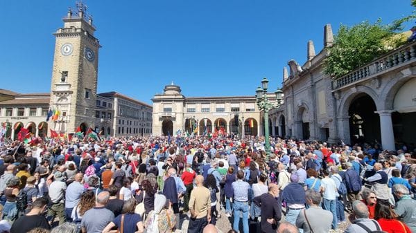 Liberazione, quasi 8.000 bergamaschi in corteo: tante famiglie. La sindaca: «Il 25 aprile ci ricorda di custodire la libertà» - Fotogallery