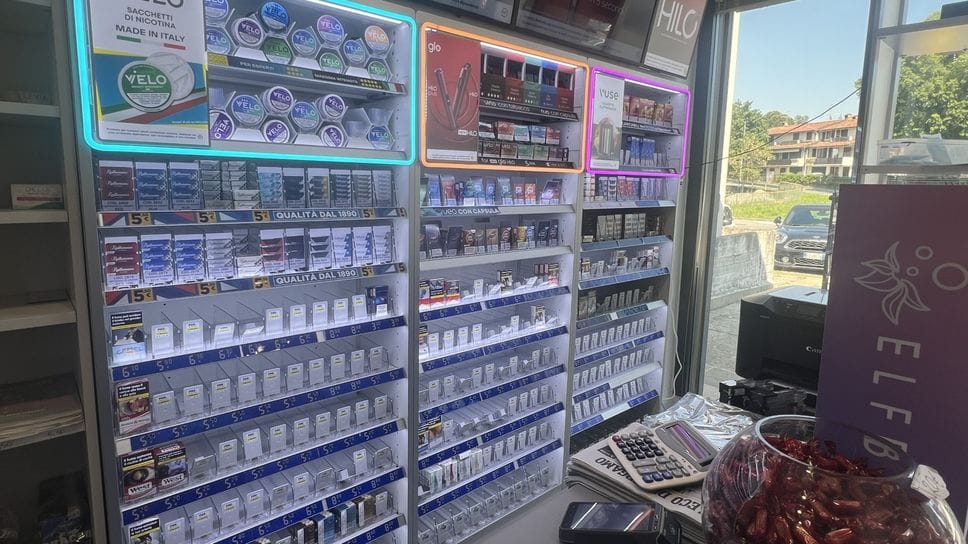 Mozzo, colpo notturno in tabaccheria. Razzia di sigarette, gratta e vinci e soldi 