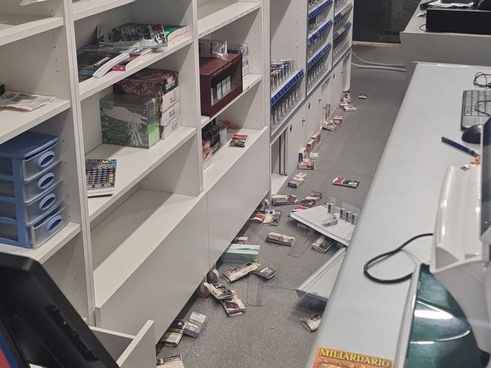 Mozzo, colpo notturno in tabaccheria. Razzia di sigarette, gratta e vinci e soldi 