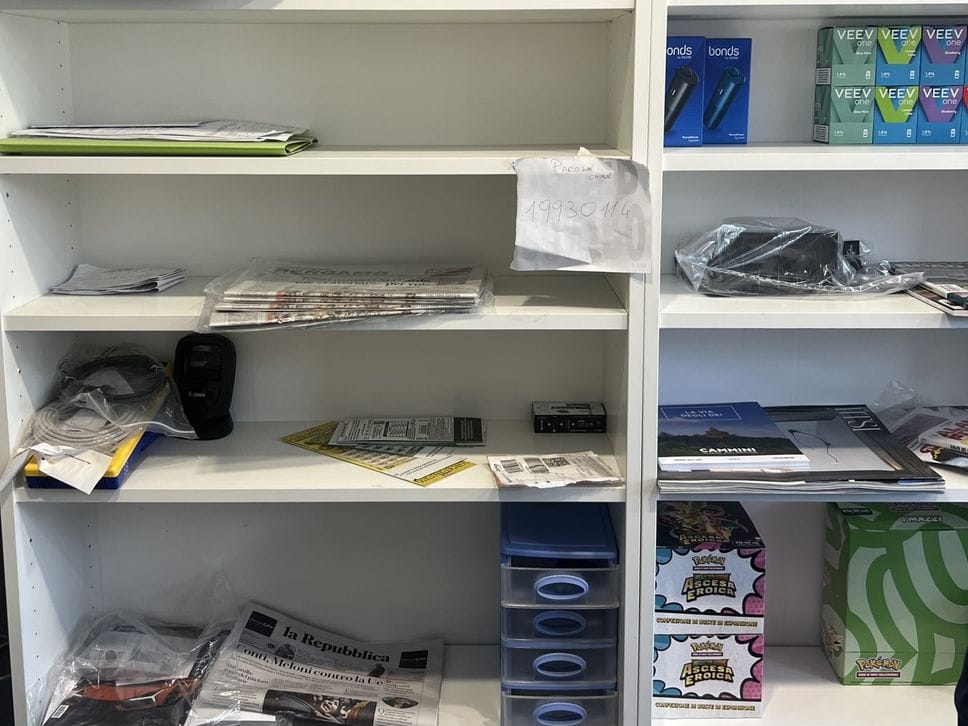 Mozzo, colpo notturno in tabaccheria. Razzia di sigarette, gratta e vinci e soldi 