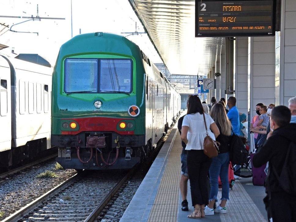 Tratte estive in treno a costi popolari da Bergamo verso la Liguria e la Versilia