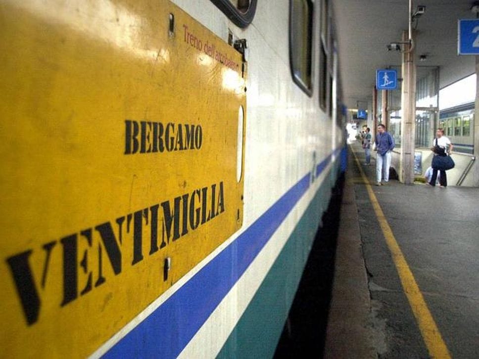 Tratte estive in treno a costi popolari da Bergamo verso la Liguria e la Versilia
