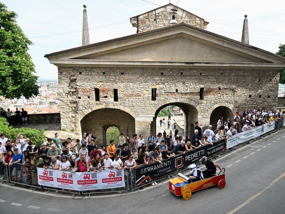 A Bergamo il Soap Box Rally è sempre un successo: in 30mila sulle Mura - Ecco i vincitori