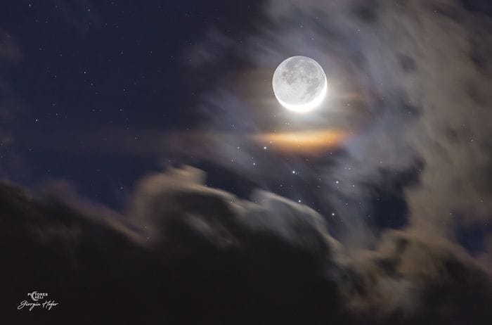 Luna, nuvole e Pleiadi nella foto italiana scelta dalla Nasa