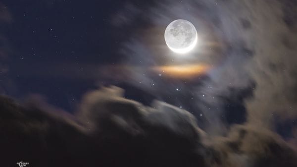 Luna, nuvole e Pleiadi nella foto italiana scelta dalla Nasa