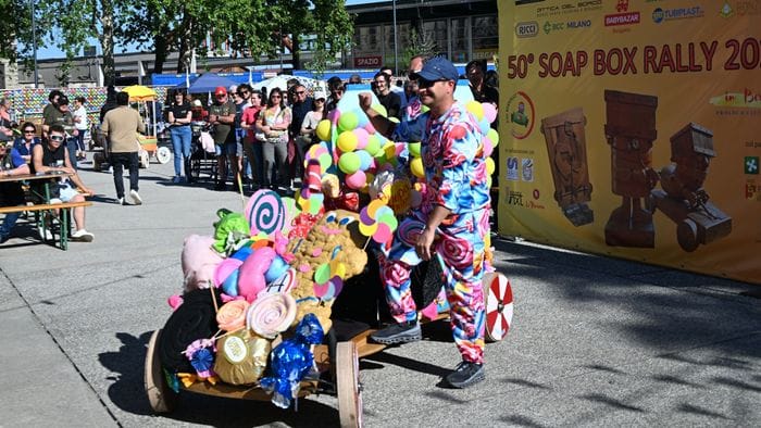 https://storage.ecodibergamo.it/media/photologue/2026/4/26/photos/cache/oggi-a-bergamo-il-soap-box-rally-attesi-migliaia-di-spettatori-le-modifiche-al_476a3b0c-414b-11f1-8778-f6b3a4207f4e_1920_1080_v3_large_16_9.jpg