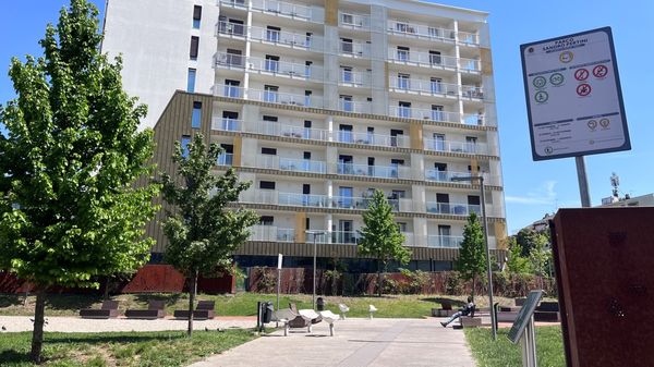 Bergamo, accoltellato al parco di via Pertini: un arresto. I residenti: situazione invivibile