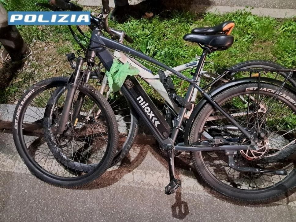 Bergamo, fermato con due biciclette e arnesi da scasso: denunciato 30enne