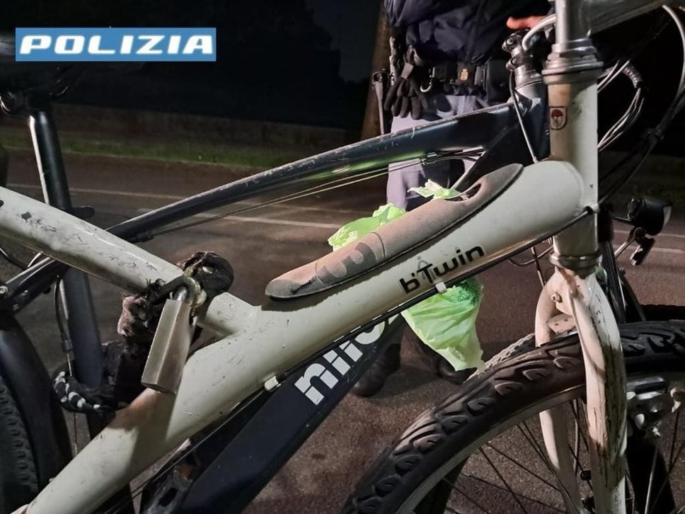 Bergamo, fermato con due biciclette e arnesi da scasso: denunciato 30enne