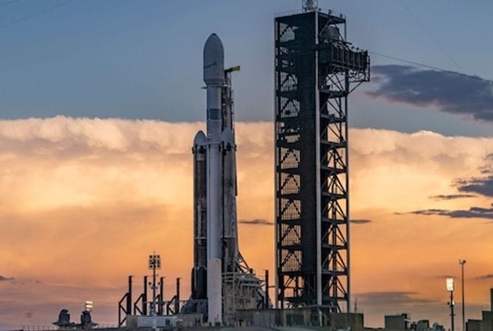 Il razzo Falcon Heavy di SpaceX pronto a volare dopo 18 mesi 