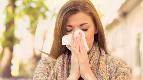 Occhi che prudono e starnuti: torna la stagione delle allergie