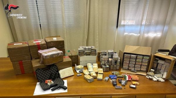 Treviglio, in casa 190 chili di hashish e una pistola: arrestato 20enne