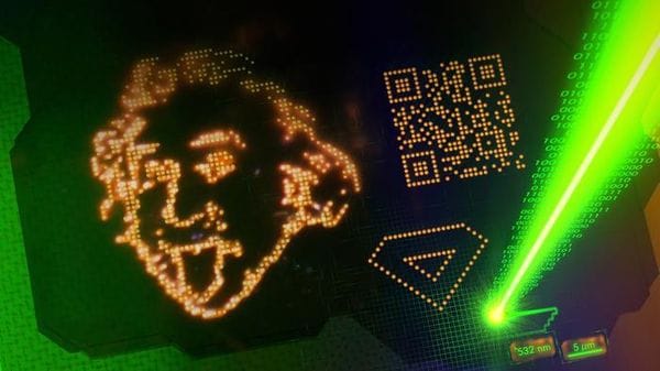 Un materiale scolpito dalla luce per occhiali smart e nanosensori