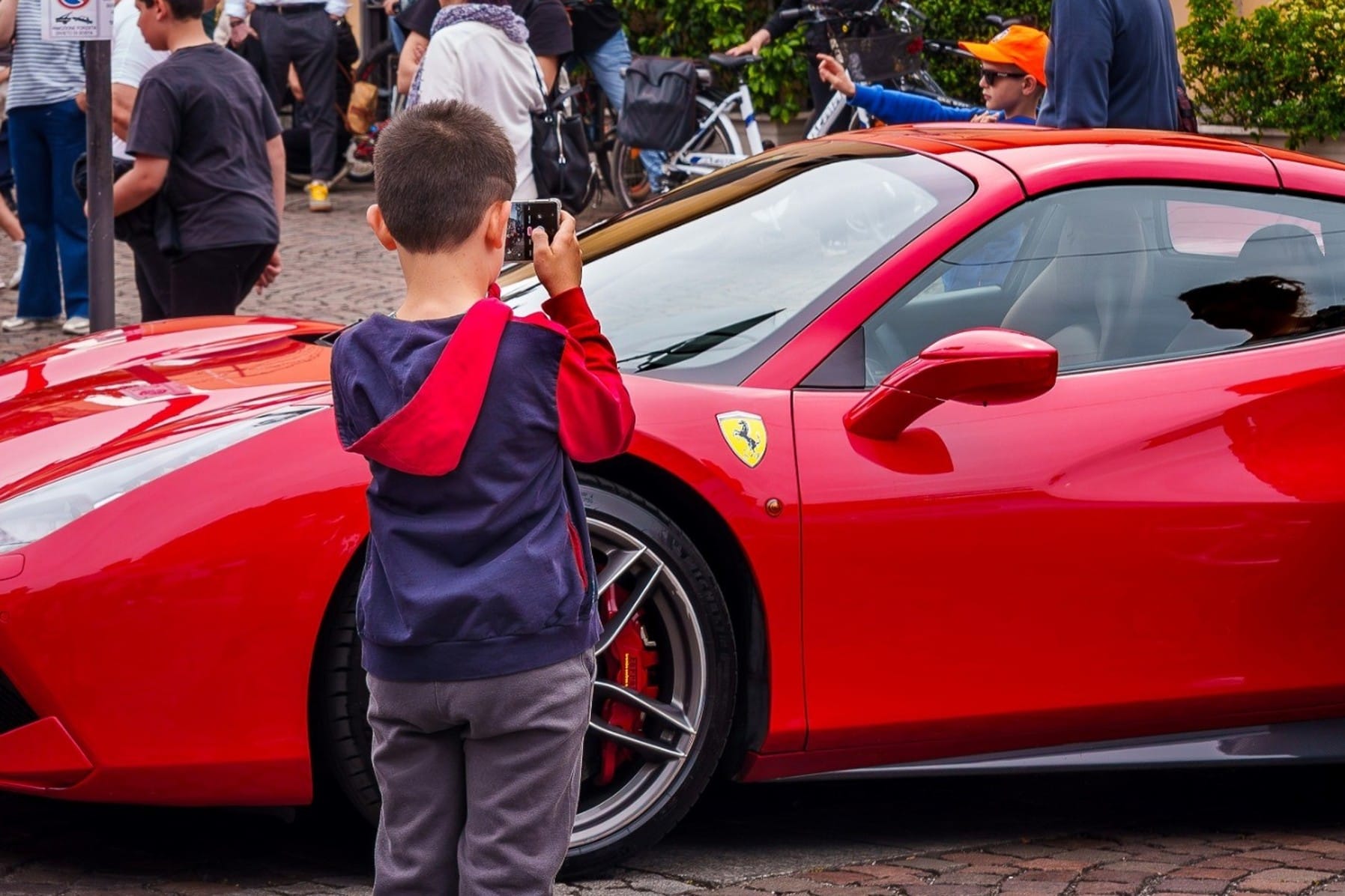 A Osio Sotto è tutto pronto per la grande sfilata delle Rosse di Maranello