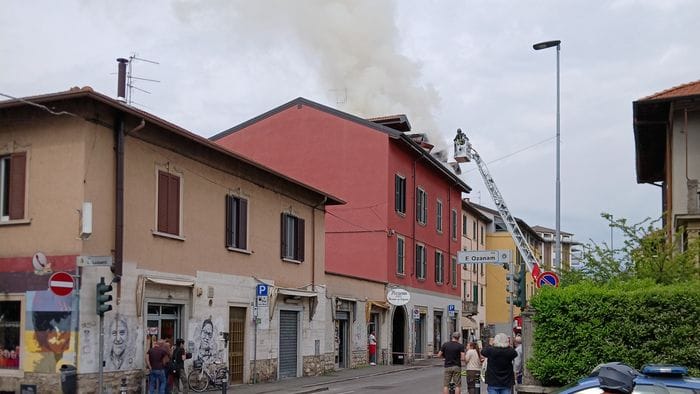 https://storage.ecodibergamo.it/media/photologue/2026/4/28/photos/cache/bergamo-incendio-a-una-canna-fumaria-in-via-don-bosco-chiusa-la-strada-per-le_8af33544-42eb-11f1-a925-0322f3e35cc0_1920_1080_v3_large_16_9.jpg