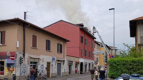 Bergamo, incendio a una canna fumaria in via Don Bosco: chiusa la strada per le verifiche