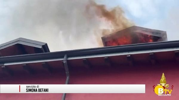 Incendio al tetto di una palazzina a Bergamo, nel quartiere della Malpensata