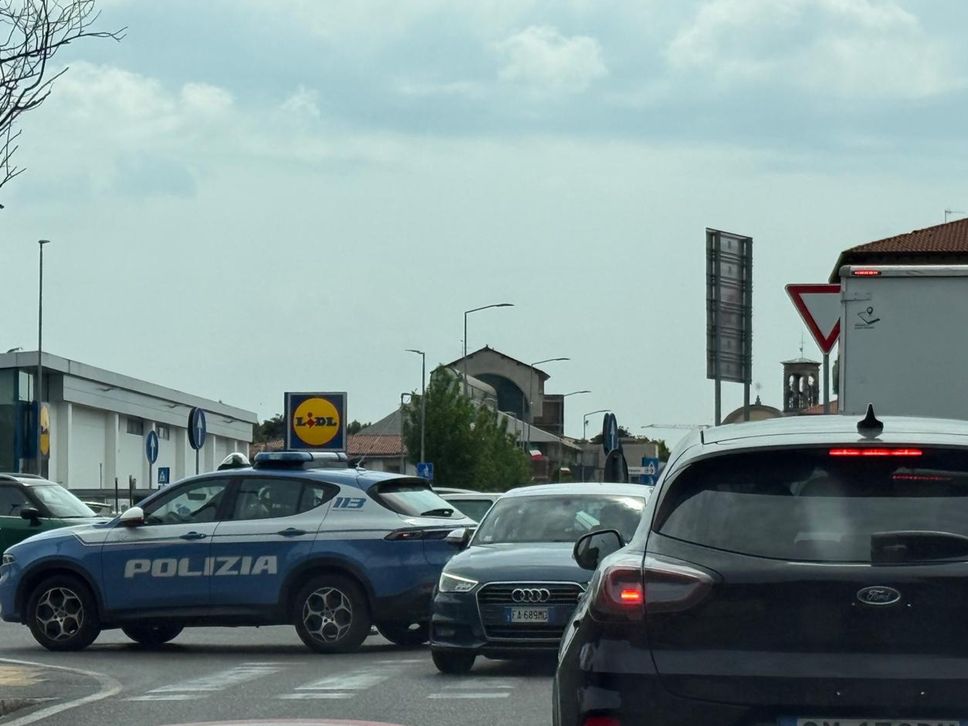 Incendio in via don Bosco a Bergamo: fiamme sul tetto, evacuate otto persone