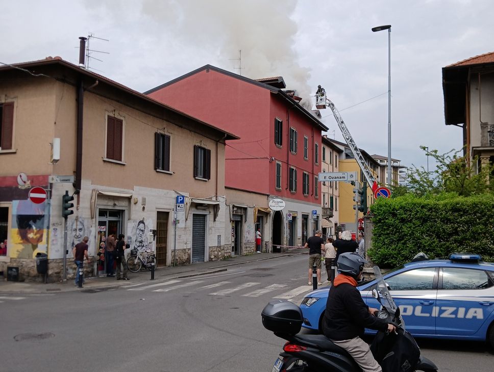 Incendio in via don Bosco a Bergamo: fiamme sul tetto, evacuate otto persone
