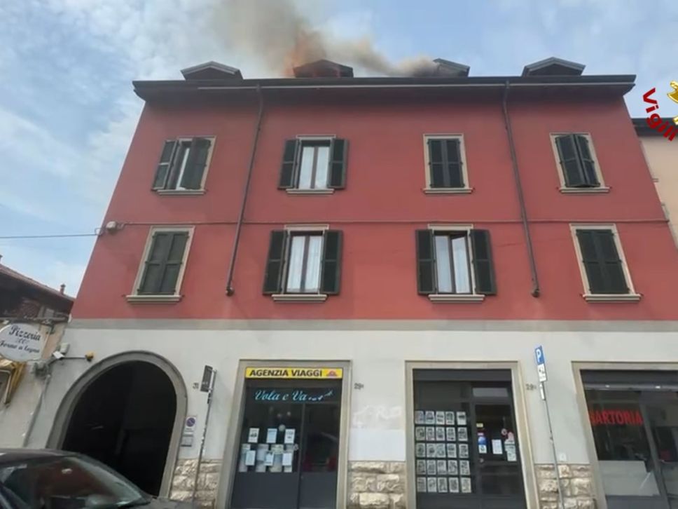 Incendio in via San Giovanni Bosco a Bergamo: evacuate 13 persone, strada riaperta alle 16.30 - Foto e video